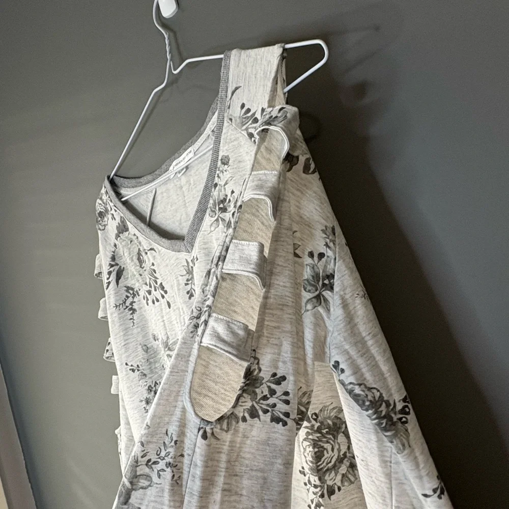 Floral Cutout Sleeve Top - Warehouse one - size XL -Gray - peekaboo shoulder - Picture 5 of 7